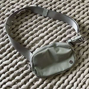 Lululemon Everywhere Belt Bag Silver/Grey